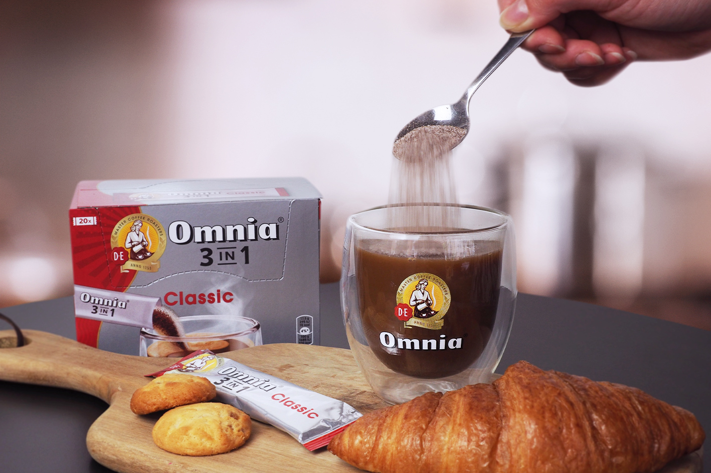 Omnia 3in1 Classic coffee and a croissant